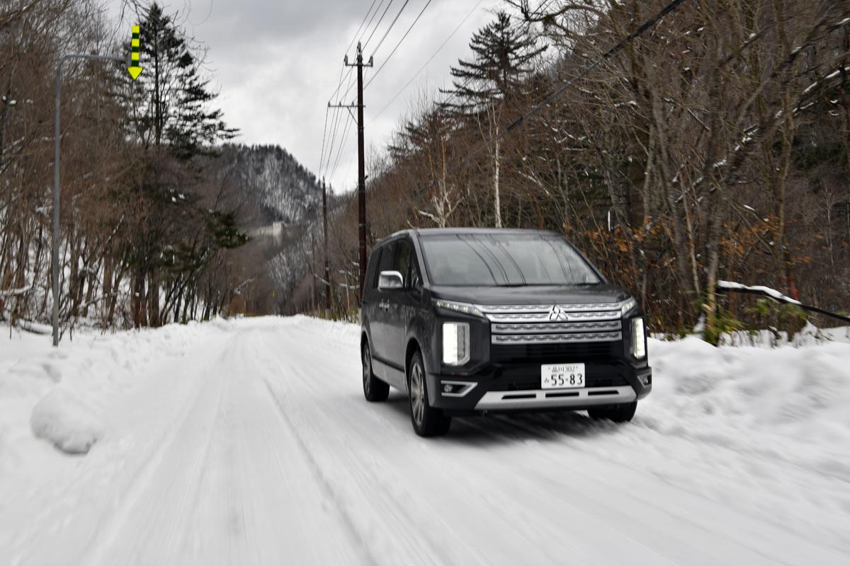 WEB CARTOP編集部の乾ひかりと篠田英里夏がヨコハマiceGUARD SUV G075の雪道性能を試す 〜 画像13