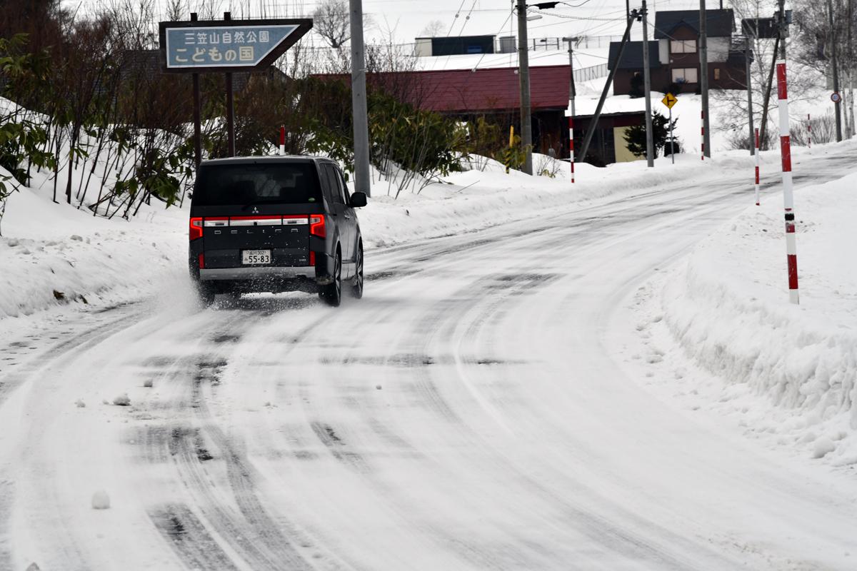 WEB CARTOP編集部の乾ひかりと篠田英里夏がヨコハマiceGUARD SUV G075の雪道性能を試す 〜 画像30