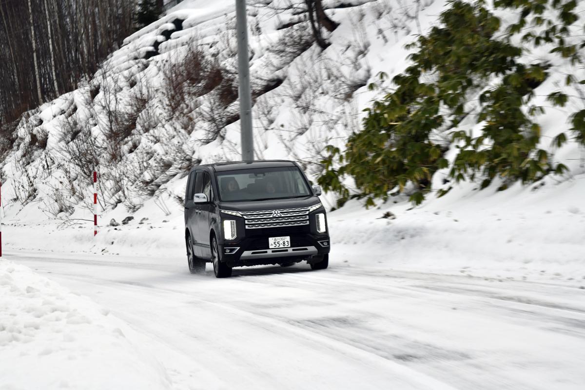 WEB CARTOP編集部の乾ひかりと篠田英里夏がヨコハマiceGUARD SUV G075の雪道性能を試す 〜 画像32