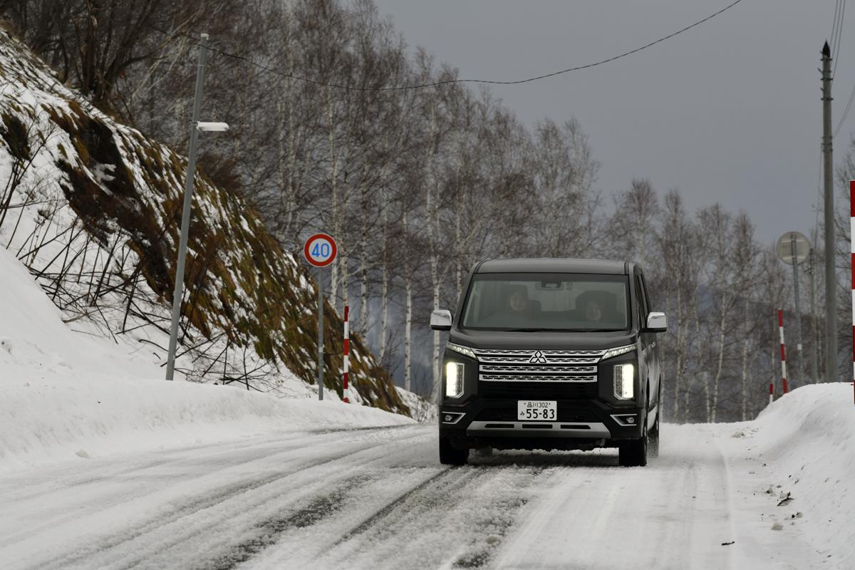 WEB CARTOP編集部の乾ひかりと篠田英里夏がヨコハマiceGUARD SUV G075の雪道性能を試す 〜 画像33