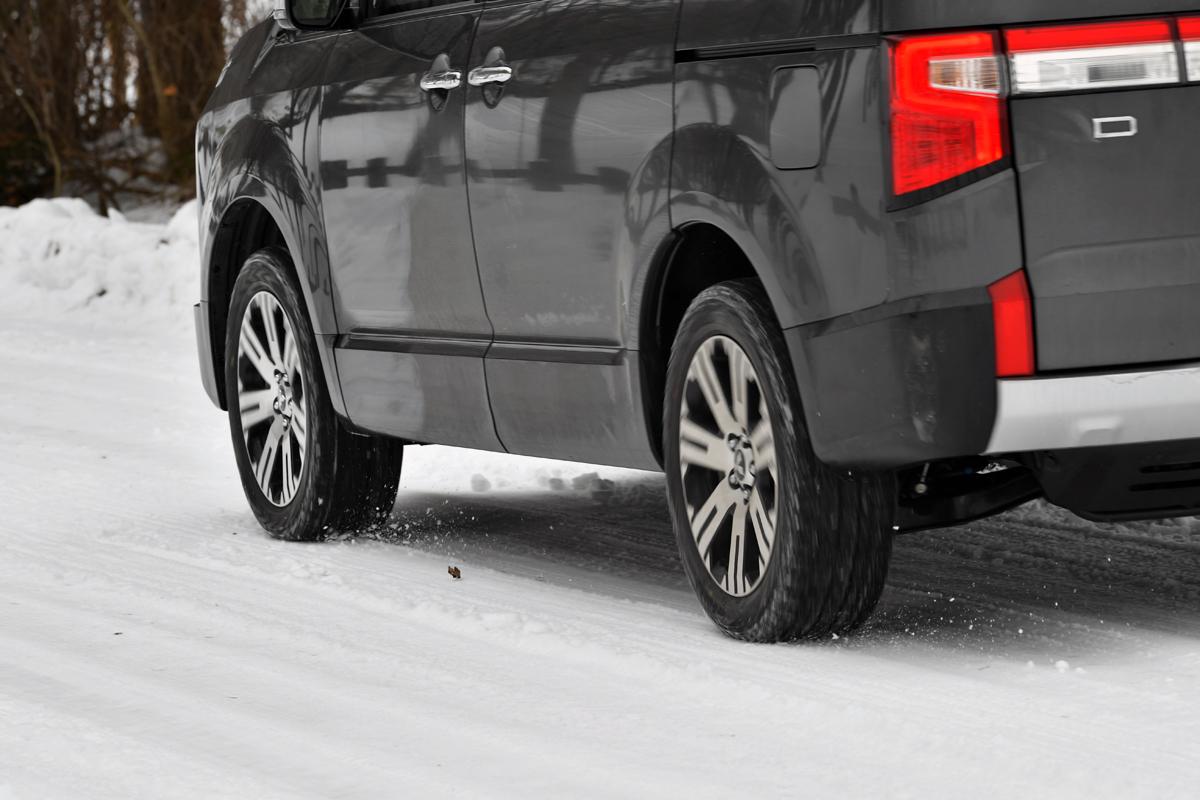 WEB CARTOP編集部の乾ひかりと篠田英里夏がヨコハマiceGUARD SUV G075の雪道性能を試す 〜 画像70