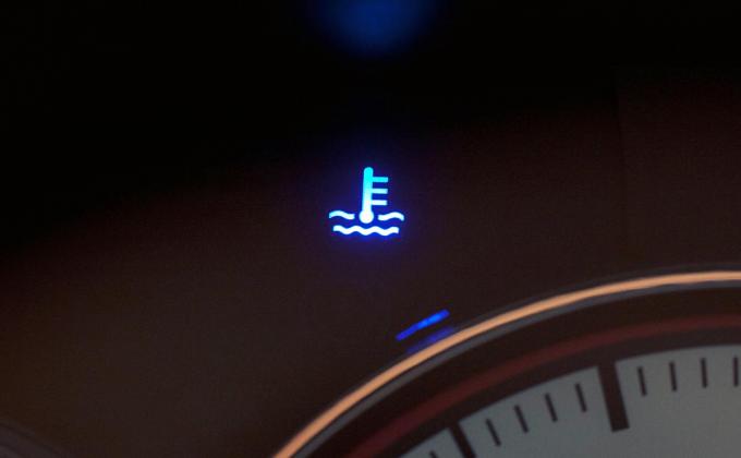 エンジンの暖機完了の合図ではない！　青く光る水温警告灯が消える温度と正しい暖気運転とは