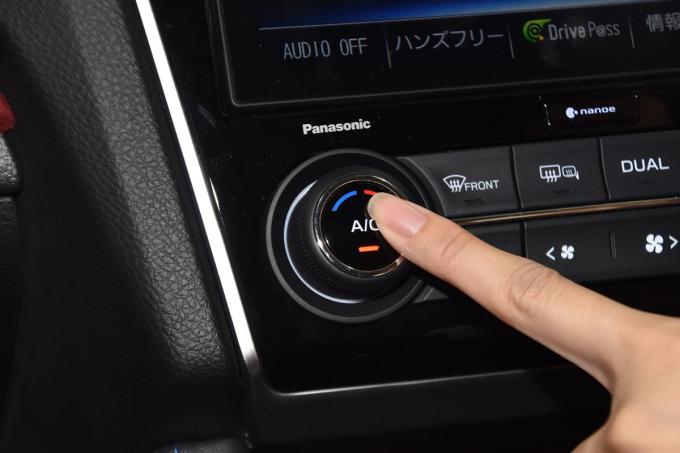 寒い時期は車内を暖めるだけ……なら冬場のクルマはA/Cボタンをオフにしたほうがいい？