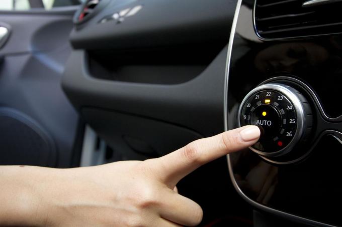 寒い時期は車内を暖めるだけ なら冬場のクルマはa Cボタンをオフにしたほうがいい 自動車情報 ニュース Web Cartop 2ページ目