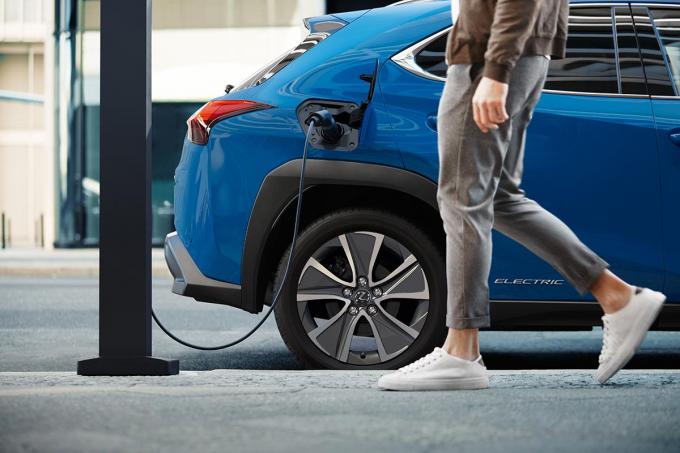 なぜ知名度抜群のプリウスじゃなくてux トヨタ初の市販evがレクサスブランドから登場するワケ 自動車情報 ニュース Web Cartop