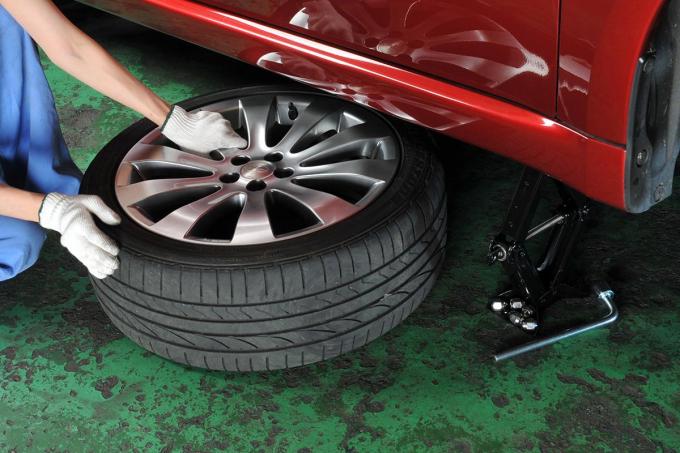 タイヤ交換を自分でやるリスクとは 車を停める場所や道具などの注意点 自動車情報 ニュース Web Cartop 2ページ目