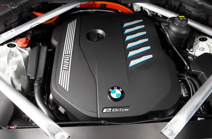 BMW X5にプラグインハイブリッドとM50iを追加
