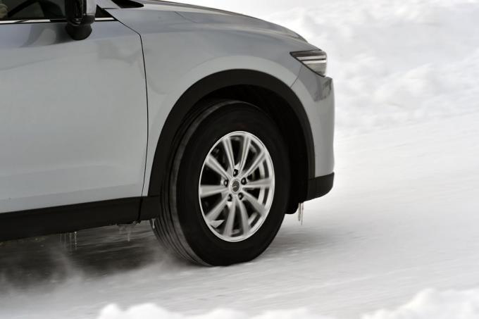 同じゴムの塊なのに夏タイヤと何が違う スタッドレスタイヤはなぜ雪や氷の上を走れるのか 自動車情報 ニュース Web Cartop