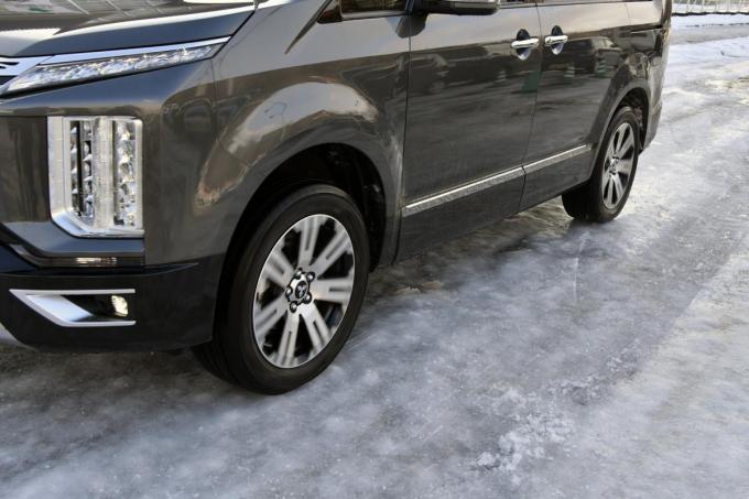 ウエットと見分けがつかない恐怖のブラックアイスバーン 濡れた路面より3 5倍も制動距離が伸びる凍結路面を見分ける方法と走り方とは 自動車情報 ニュース Web Cartop