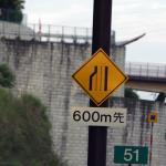 【画像】【高速道路に大量に設置される必要ある？】高速道路の「キロポスト」の看板の目的とは 〜 画像4