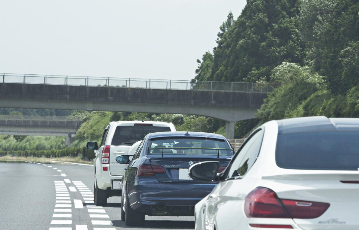 追い越し車線を走り続けるクルマはなぜなくならないのか