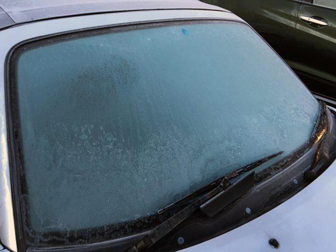 冬の早朝にクルマで出発するときの厄介な現象 クルマのフロントガラスについた霜の除去方法とは 自動車情報 ニュース Web Cartop
