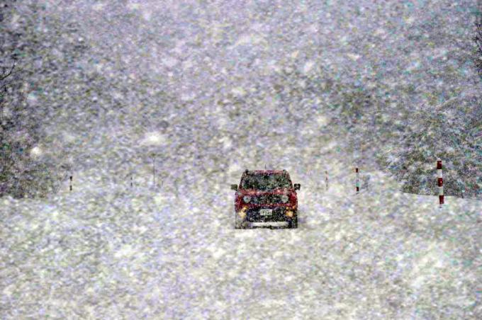 判断を間違えると簡単に命を落とすことも クルマの運転中に吹雪で前が見えなくなった時にするべきこととは 自動車情報 ニュース Web Cartop 判断を間違えると簡単に命を落とすことも クルマの運転中に吹雪で前が見えなくなった時にするべきこととは 自動車情報 ニュース Web Cartop