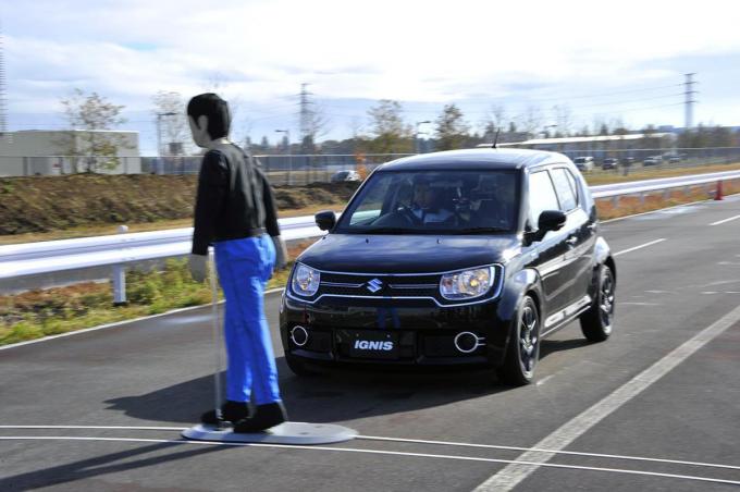 自動ブレーキは高齢ドライバーの事故防止につながるか