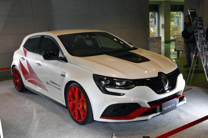 ルノー メガーヌr S トロフィーrは日本にわずか47台 ニュル最速の市販車が西日本上陸 大阪オートメッセ 自動車情報 ニュース Web Cartop ルノー メガーヌr S トロフィーrは日本にわずか47台 ニュル最速の市販車が西日本上陸 大阪オートメッセ 自動車情報 ニュース Web Cartop