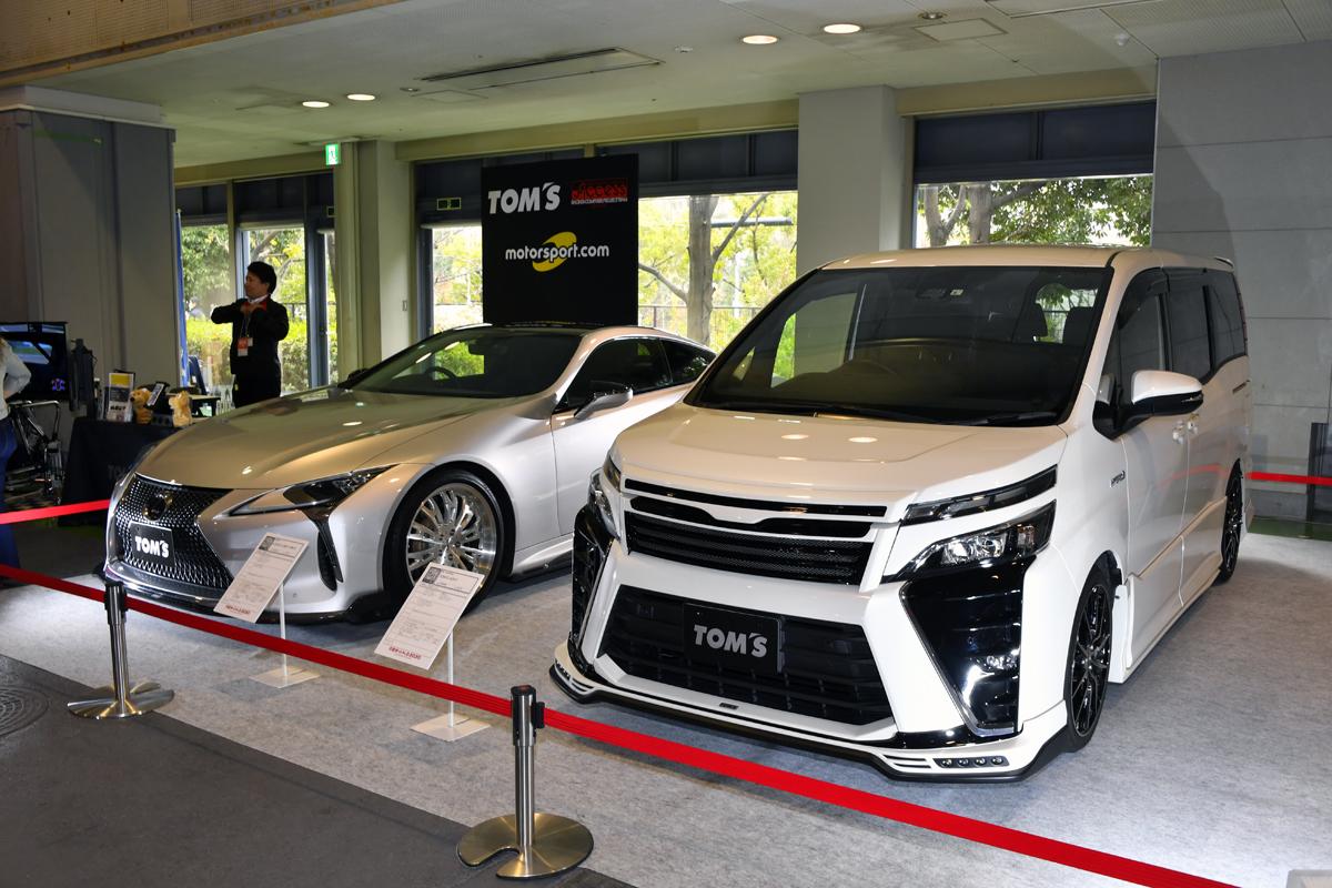 トムスのレクサスLC500とトヨタ・ヴォクシー