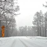 【画像】【突然の降雪でもダメ】雪道をノーマルタイヤで走行するのは危険なだけじゃなく法令違反！ 〜 画像1