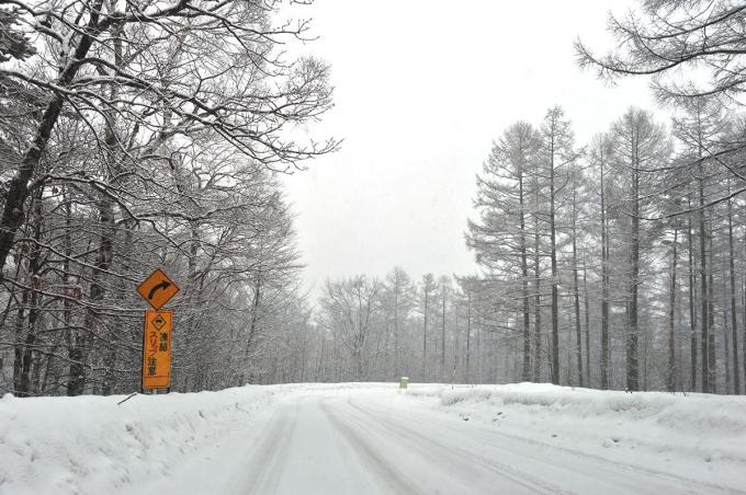 ノーマルタイヤで雪道を走るのは違反か