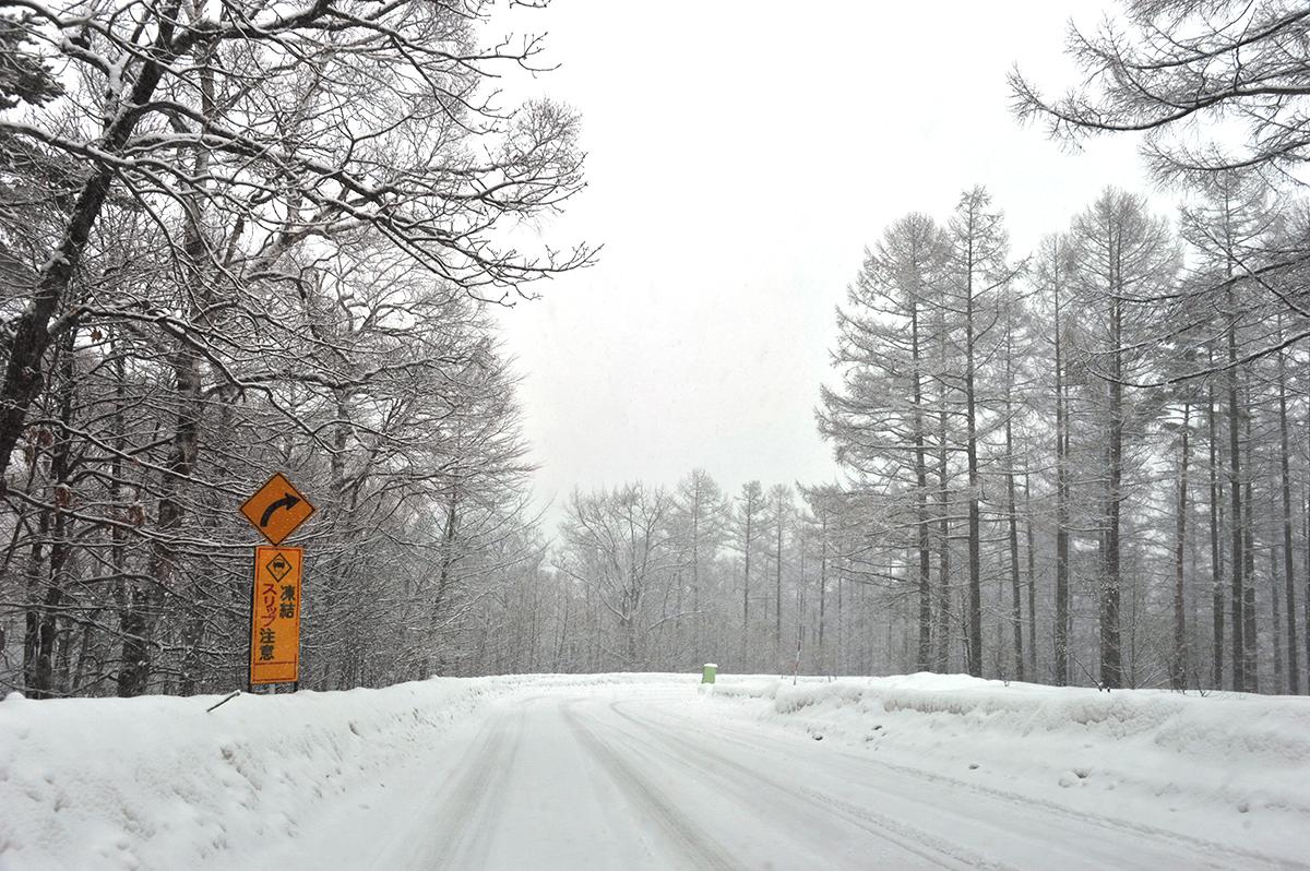 ノーマルタイヤで雪道を走るのは違反か 〜 画像1