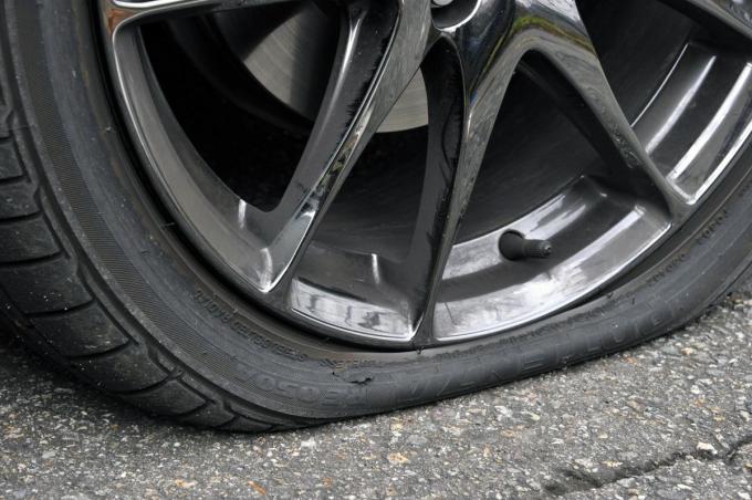 雑な保管方法や過積載もダメ 使用時以外にもあったタイヤのパンク要因とは 自動車情報 ニュース Web Cartop 雑な保管方法や過積載もダメ 使用時以外にもあったタイヤのパンク要因とは 自動車情報 ニュース Web Cartop