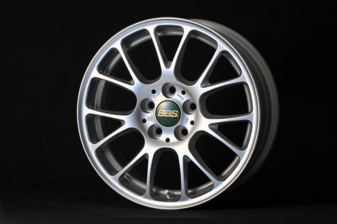 見た目だけで決められない 機能面で超重要なホイールのスポークの数と形状 自動車情報 ニュース Web Cartop