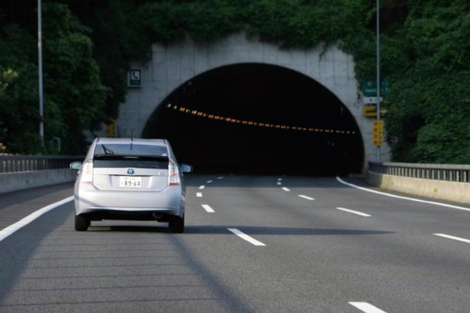 2車線以上ある高速道路は車線の幅