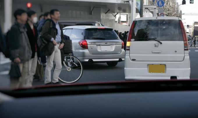 いま世間で問題視される「乱横断」！ 危険極まりない実態とは  自動車 