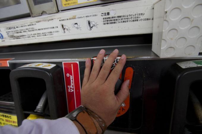 静電気による火災に運転ミスでの事故も多数発生 甘く見てはいけないセルフ給油 自動車情報 ニュース Web Cartop