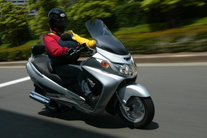 バイクのすり抜けってあり 違法じゃなくても警察や自動車学校教官は否定的 自動車情報 ニュース Web Cartop バイクのすり抜けってあり 違法じゃなくても警察や自動車学校教官は否定的 自動車情報 ニュース Web Cartop