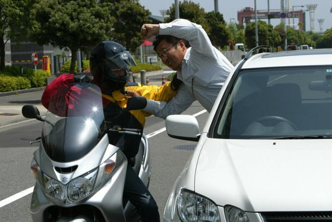 バイクのすり抜けってあり？　違法じゃなくても警察や自動車学校教官は否定的