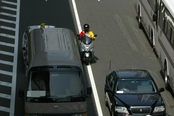 バイクのすり抜けはOKか