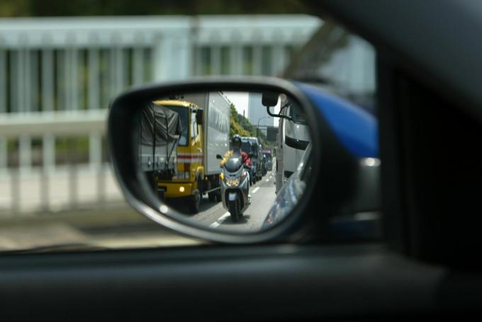 バイクのすり抜けはOKか