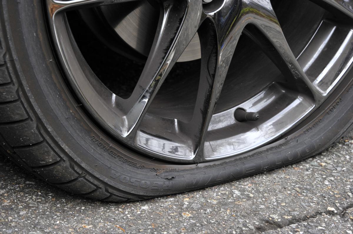 タイヤのパンクを未然に防ぐ点検と運転方法