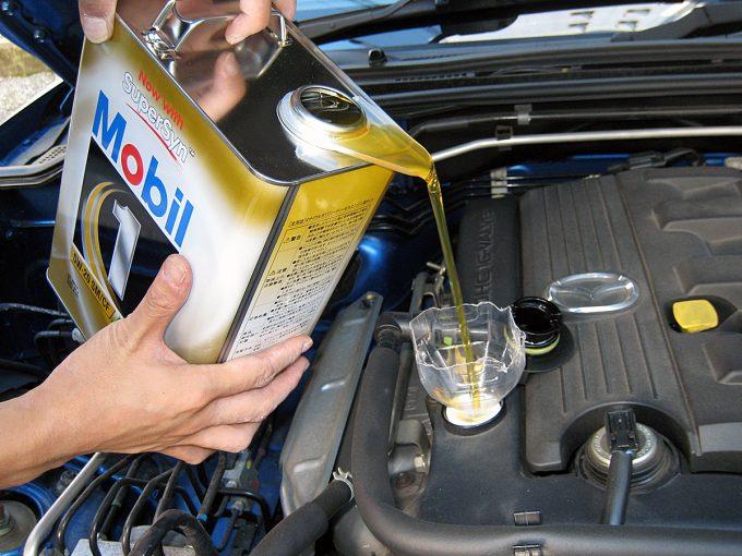 交換時期の前に減ったクルマのエンジンオイルは継ぎ足せば問題ない 自動車情報 ニュース Web Cartop 2ページ目 交換時期の前に減ったクルマのエンジンオイルは継ぎ足せば問題ない 自動車情報 ニュース Web Cartop 2ページ目