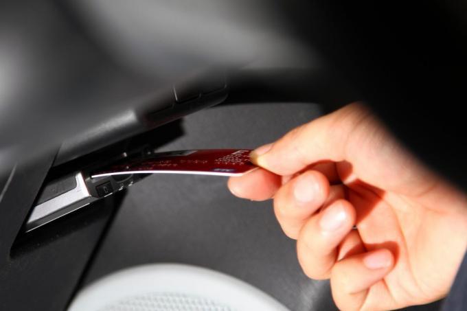 画像ギャラリー 吸盤式のお守りを外しetcカードの変形にも注意 長期間動かさないクルマに置きっぱなしが危険なものとは 画像3 自動車情報 ニュース Web Cartop