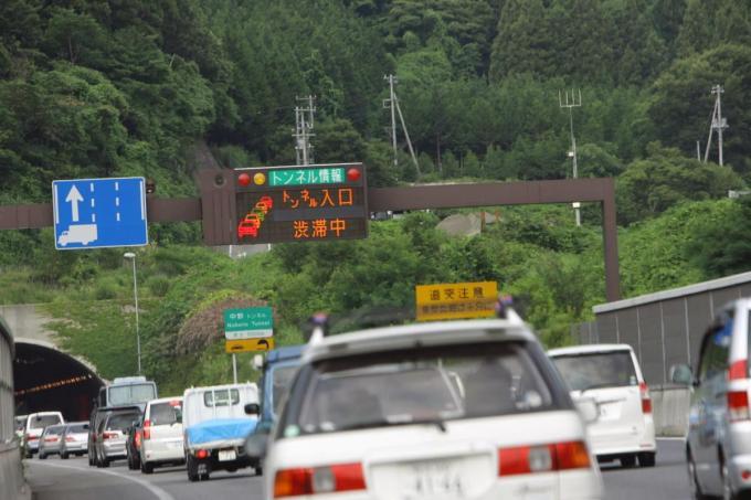 渋滞 遅いクルマ 割り込み 運転マナーでイラつきトラブるのは日本人だけ 海外事情とは 自動車情報 ニュース Web Cartop