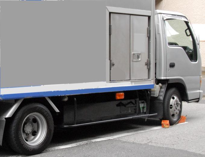 サイドブレーキ や ギヤ入れ だけじゃダメ トラックが停車時に 車止め を使うワケ 自動車情報 ニュース Web Cartop サイドブレーキ や ギヤ入れ だけじゃダメ トラックが停車時に 車止め を使うワケ 自動車情報 ニュース Web Cartop
