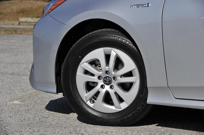 静かなタイヤは 溝 でわかる レーシングドライバーが教える 溝の見方 と騒音の仕組み 自動車情報 ニュース Web Cartop 静かなタイヤは 溝 でわかる レーシングドライバーが教える 溝の見方 と騒音の仕組み 自動車情報 ニュース Web Cartop
