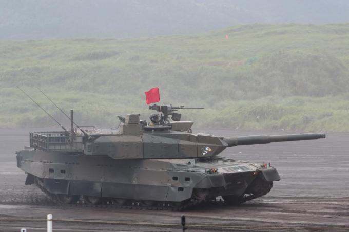 まさかの一般車に混じって公道自走も！ 「戦車」の移動事情とは 