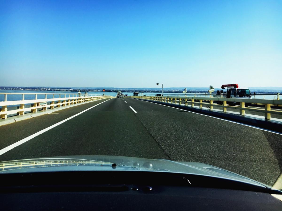日本は甘すぎる ヘリコプターとパトカーでの挟みうちもある 交通違反 取り締まり事情 自動車情報 ニュース Web Cartop 日本は甘すぎる ヘリコプターとパトカーでの挟みうちもある 交通違反 取り締まり事情 自動車情報 ニュース Web Cartop
