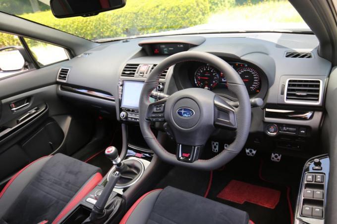 スポーツカーは 小さく バスやトラックは 大きい なぜハンドルのサイズがあんなに違う 自動車情報 ニュース Web Cartop