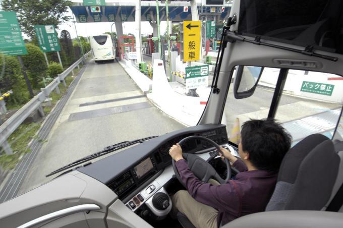 スポーツカーは 小さく バスやトラックは 大きい なぜハンドルのサイズがあんなに違う 自動車情報 ニュース Web Cartop 2ページ目