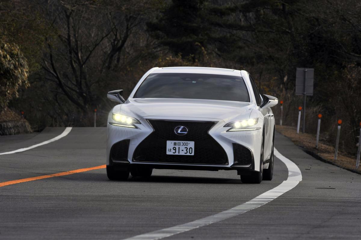 同じ車種のガソリン車とハイブリッド車の走りの違い