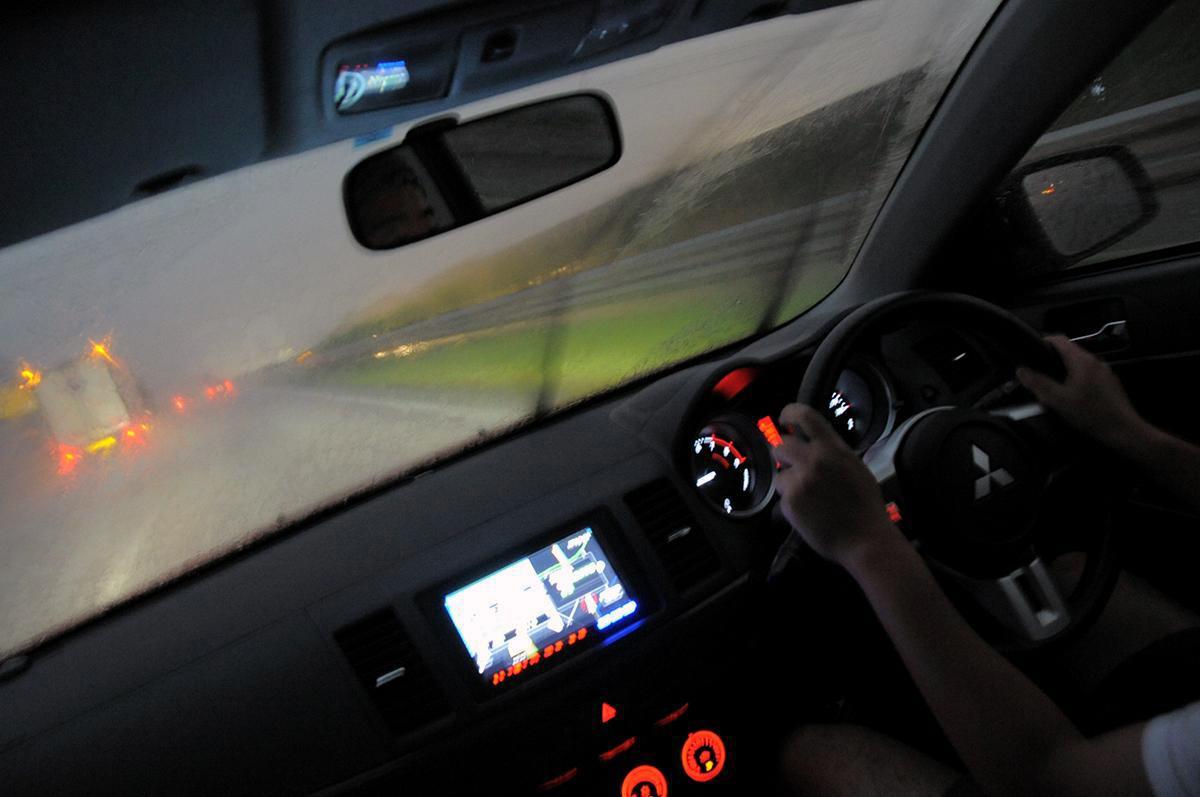 ナメてかかると命を落とす 梅雨時期に起こりうる 冠水道路 で立ち往生したときの正解とは 自動車情報 ニュース Web Cartop ナメてかかると命を落とす 梅雨時期に起こりうる 冠水道路 で立ち往生したときの正解とは 自動車情報 ニュース Web Cartop