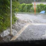 【画像】ナメてかかると命を落とす！　梅雨時期に起こりうる「冠水道路」で立ち往生したときの正解とは 〜 画像2