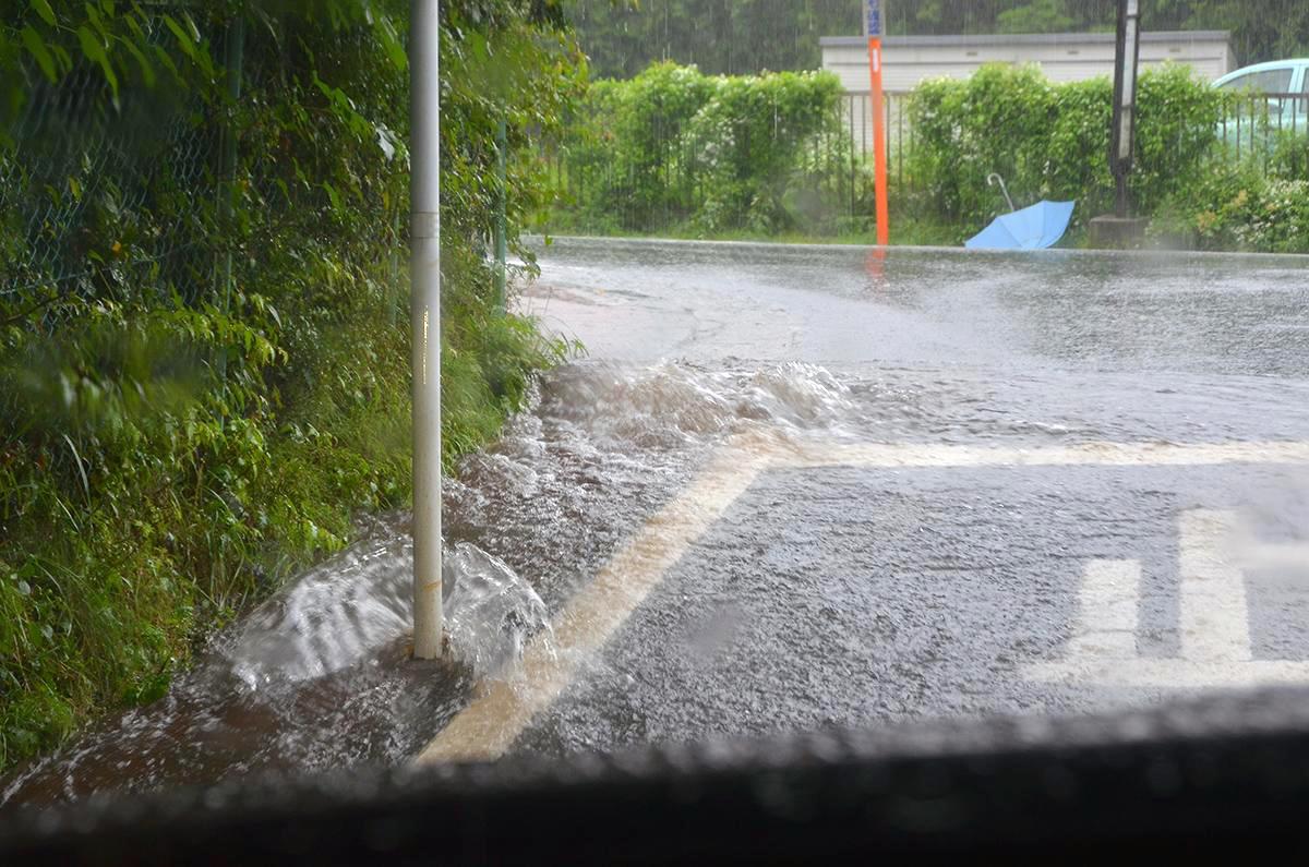 ナメてかかると命を落とす 梅雨時期に起こりうる 冠水道路 で立ち往生したときの正解とは 自動車情報 ニュース Web Cartop