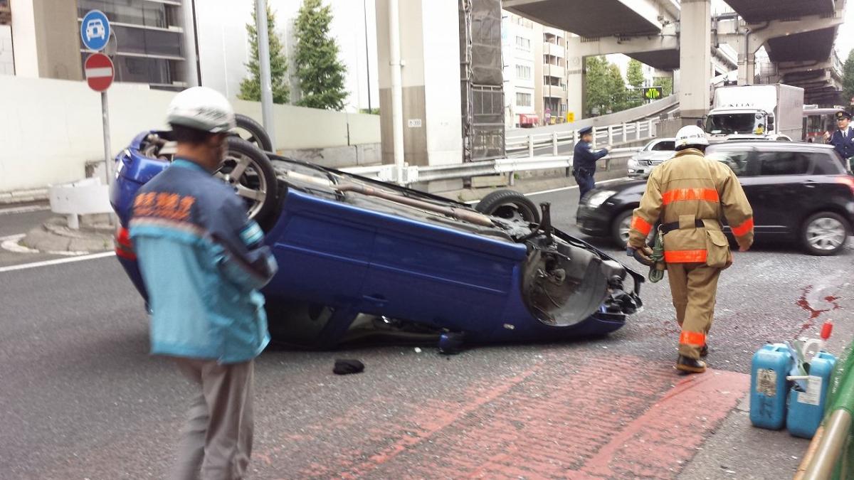 横転事故はなぜ起きるのか