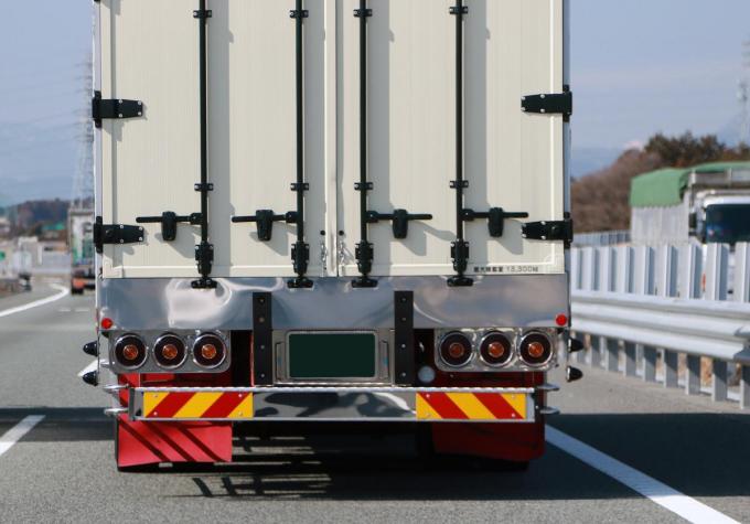 画像ギャラリー 夜間後ろを走ると 目つぶし をくらう トラックの後部に付ける キラキラ光る板 の意味と違法性 画像1 自動車情報 ニュース Web Cartop