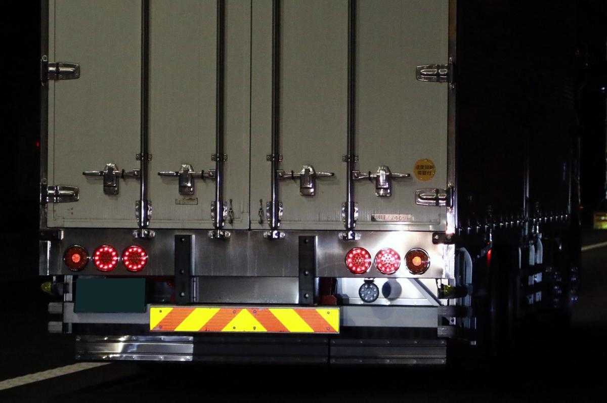 夜間後ろを走ると 目つぶし をくらう トラックの後部に付ける キラキラ光る板 の意味と違法性 自動車情報 ニュース Web Cartop