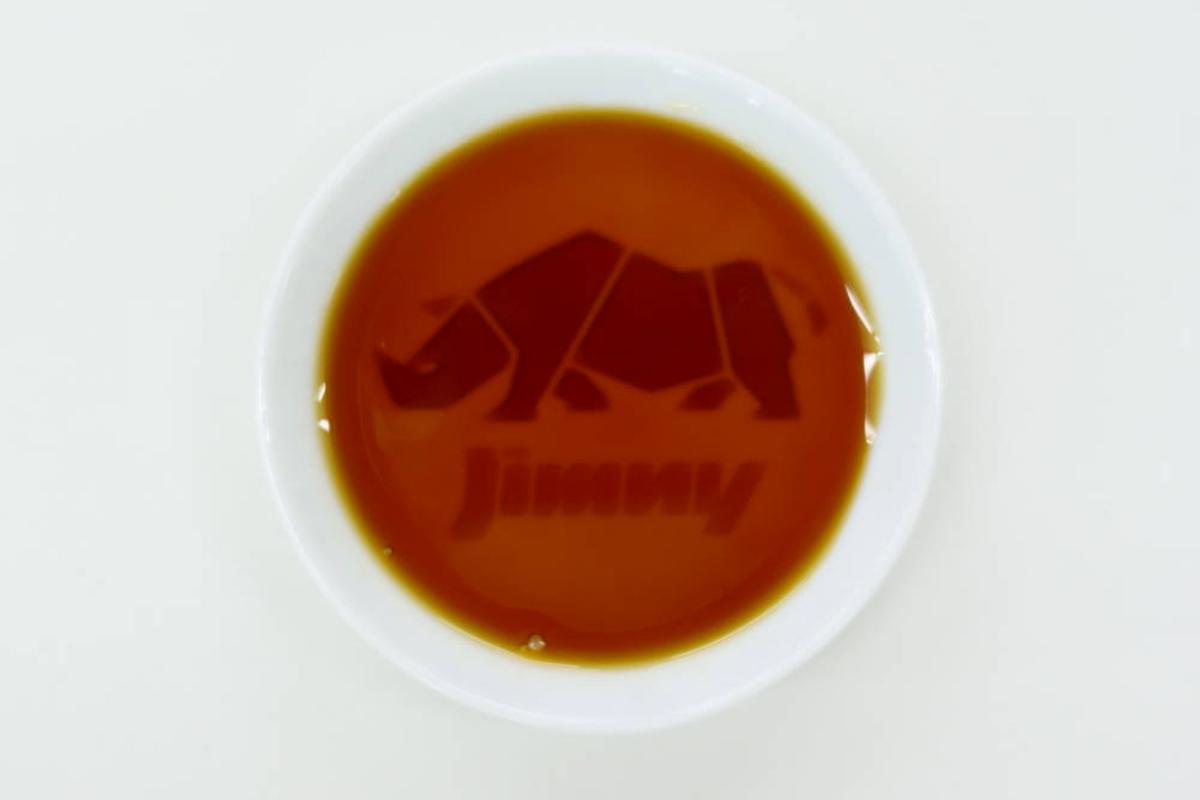 ジムニーのロゴが浮かび上がるしょうゆ皿が発売 〜 画像2